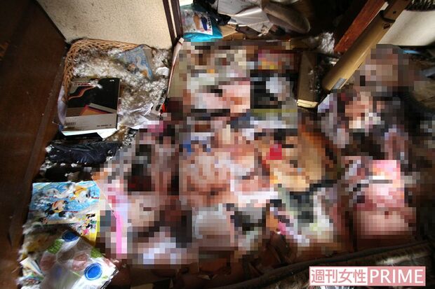 寝室の床にはエロ本の切り抜きがびっしり並んでいた