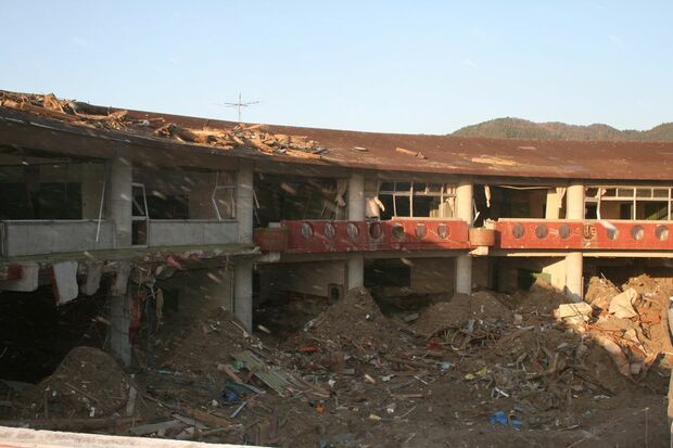 '11年4月、震災直後の大川小学校の外観。津波で生徒たちの学舎が無残な状態に