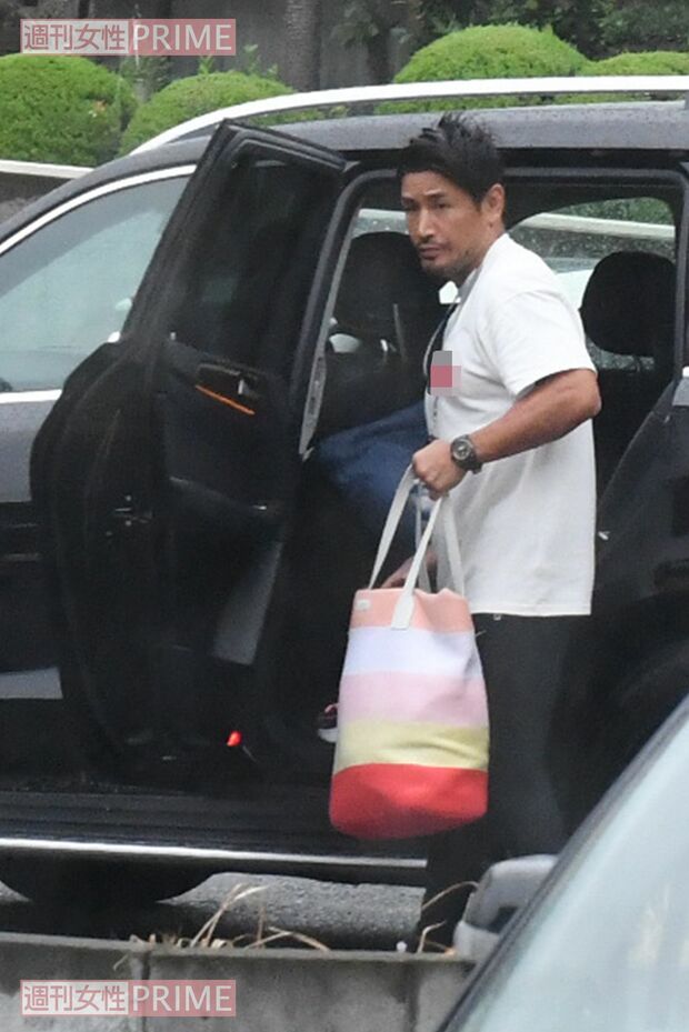 マイカーに荷物を運び入れる魔裟斗