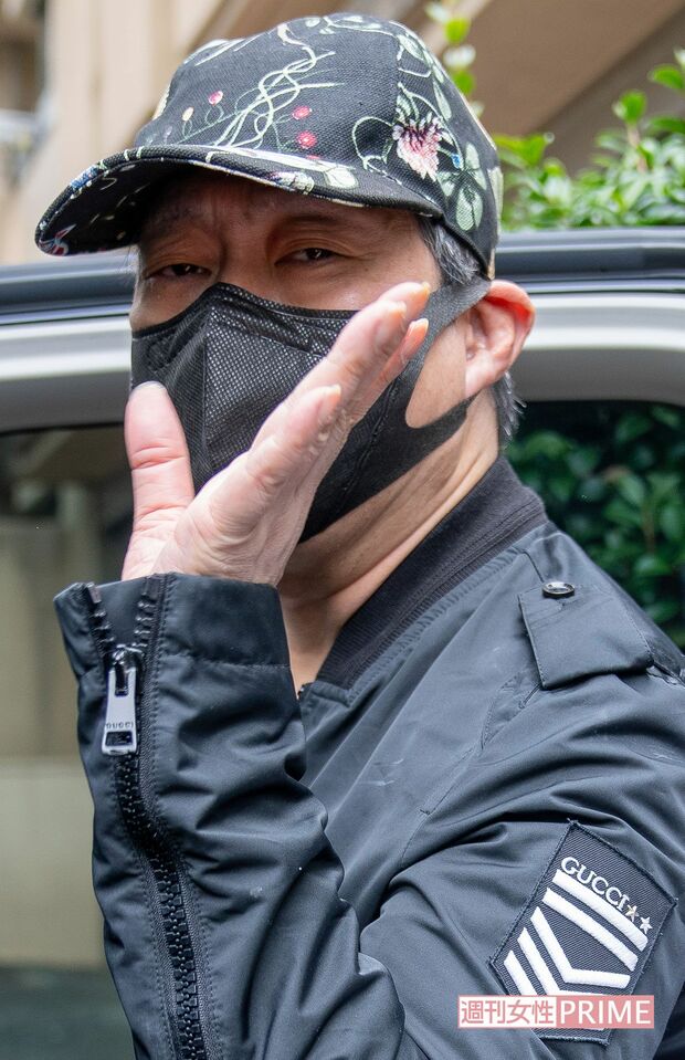 タクシーに乗り込む際、記者の質問に応じなかったことに“ごめん”というジェスチャーをする中村福助（'21年9月）