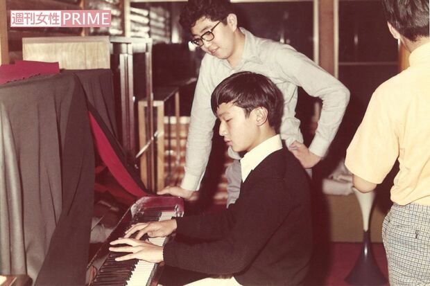 ピアノを弾く浩宮さま（現・天皇陛下）の横に立つ学習院中等科時代の乃万さん