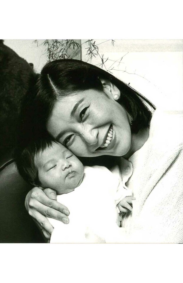 現在のサクラとそっくりな安藤和津、サクラ出産時の母娘の2ショット