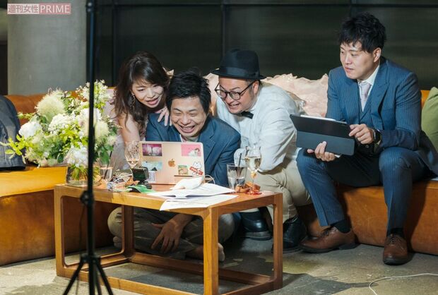 画面の奥にいる出席者と会話する藤田夫妻ら　（『バンビーノ』藤田裕樹のオンライン結婚式の様子）