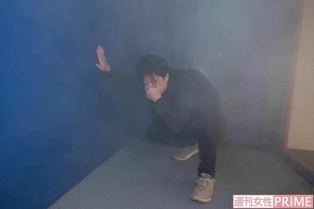 煙の特性や危険性を知ることができる煙体験コーナー。天井を伝い流れる煙の中、姿勢を低くして壁を手で伝いながら暗室を移動する　撮影／渡邉智裕