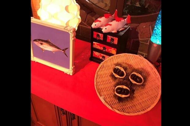 こだわりのダジャレグッズ。“逃げ恥”とのコラボでは魚のヒラマサ、３つの栗、タンスの上に鯉の置物　（C）NHK