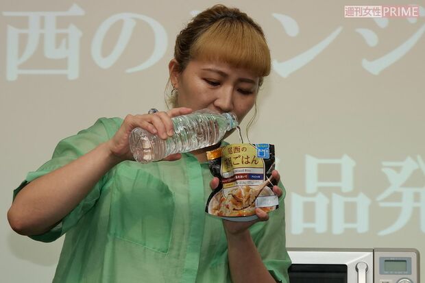 『アルファ米新製品発表会』で新商品「レンジ＋」を試食する丸山桂里奈さん