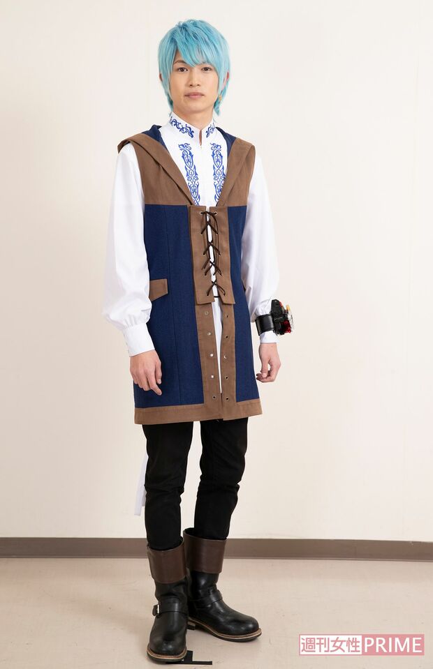 リュウソウブルー／メルト役　綱 啓永