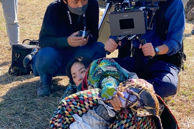 気心の知れたスタッフということもあり、撮影中もよい雰囲気（事務所提供）