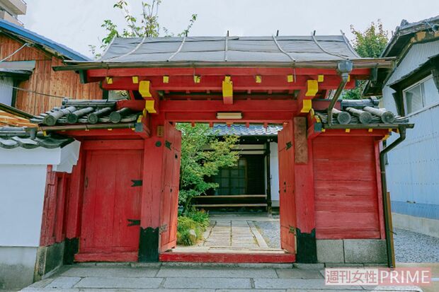 蓮久寺●寛永三名妓の一人、吉野太夫が寄進した赤門があることで知られる京都府の日蓮宗寺院。住所／京都府京都市下京区藪ノ内町607　アクセス／JR嵯峨野線「丹波口」駅より徒歩8分、阪急京都線「大宮」駅より徒歩14分、京都市営バス「大宮五条」より徒歩2分