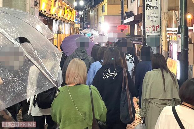 新しい地図のロケを一目見ようと殺到する人たち