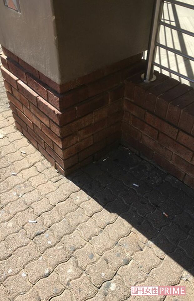 南アフリカのショッピングモールにて。あちこちにたばこのポイ捨てが