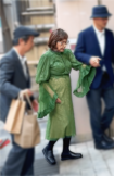 イベントの途中、男性スタッフに手を取られながら、会場を後にした天地