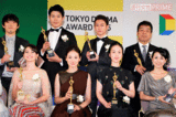 『東京ドラマアウォード2015』では、佐藤（後列右から2人目）は主演男優賞に輝き、主演を務めたドラマ『天皇の料理番』は4冠を獲得