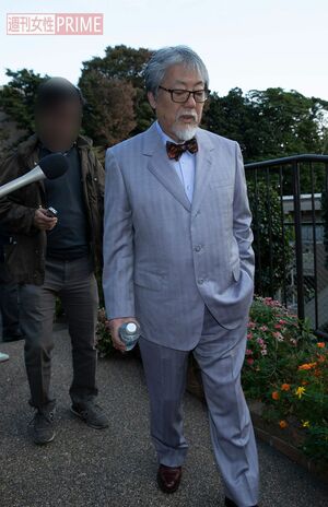 横浜市内に集まった報道陣の前で謝罪した沢田研二