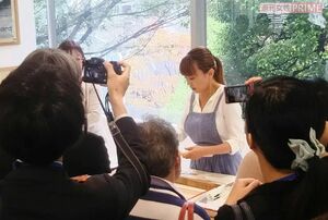 報道陣に囲まれるはらゆうこさん