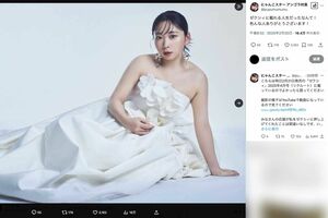 “大人花嫁”というテーマで『ゼクシィ』に登場し、胸から上を大きく露出したウエディングドレス姿を披露したアンゴラ村長（本人のXより）