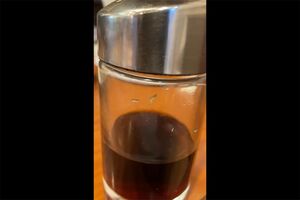 『餃子の王将』のタレの容器の中に白いものが…1/4（SNSより）