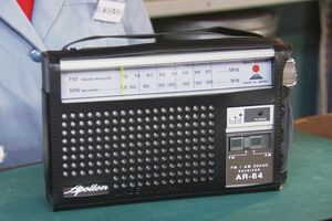 向島電機の基幹商品であるラジオ、AR-64　(c)NHK