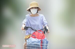 長男のリュックをカゴに入れて自転車をこぐ山口もえ（'21年8月）