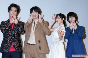 制作発表で、集まったファンのための撮影タイムに応じる左から桐谷、福士、菜々緒、横浜