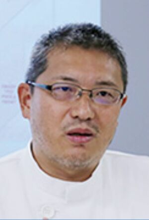 有賀智之先生　東京科学大学乳腺外科教授。がん・感染症センター都立駒込病院外科（乳腺）／遺伝子診療科部長を務め、乳がん治療に関する専門知識を持つ。乳がん治療、薬物療法、遺伝性乳がん診断などの手術、治療を行う。