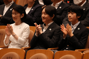 総文祭の2日目、郷土研究の発表をご覧になる秋篠宮ご夫妻と悠仁さま