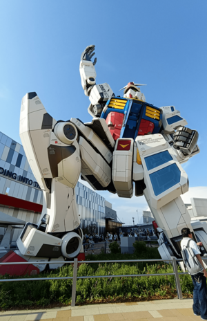 迫力満点の実物大ガンダム像