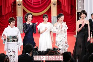華やかな装いの主演女優賞の5人が終始笑顔でレッドカーペットへ！　最優秀主演女優賞に輝いた宮沢りえに“娘”の杉咲花は「やっぱり母ちゃんはスゴイ！」　撮影／齋藤周造