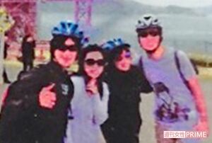 '11年ごろに友人らと海外生活を楽しむ圭さん（一番左）