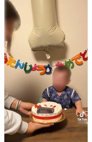 ホールケーキに何度も顔を押しつけられ、泣きじゃくる幼児(母親のTikTokより)