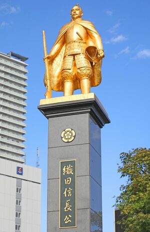 木村拓哉らが参加する騎馬武者行列は、信長像が経つ岐阜駅前から延びる金華橋通りで行われた