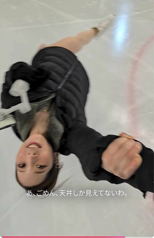 『GoogleChrome』の新CMで、自撮り棒を手にした状態で「デススパイラル」を披露した“りくりゅう”こと三浦璃来と木原龍一（YouTubeより）