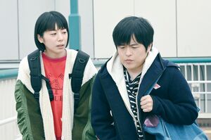 もっと褒めて欲しい!　歩道橋を渡って会社に向かうシーン。（c）2020『架空OL日記』製作委員会