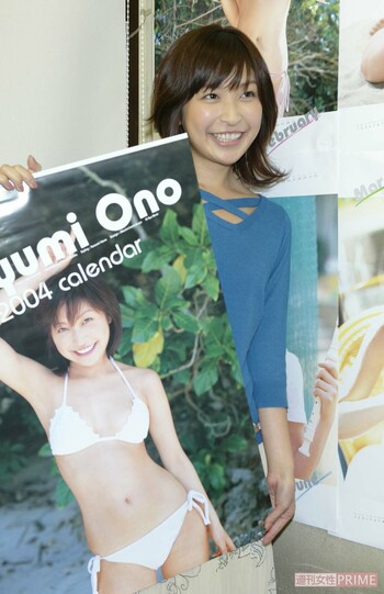 カレンダー発売握手会を行った小野真弓（2003年9月）