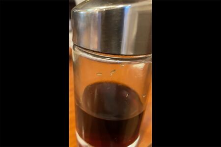 『餃子の王将』のタレの容器の中に白いものが…1/4（SNSより）