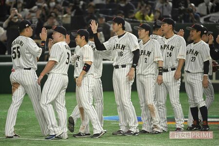 侍ジャパンの試合後ハイタッチを中居はベンチ横から見届けていた
