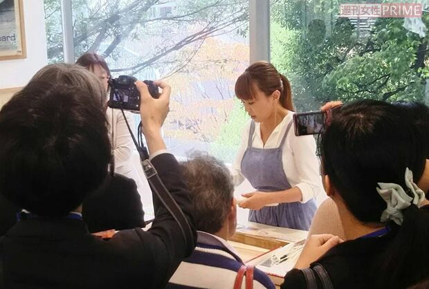 報道陣に囲まれるはらゆうこさん