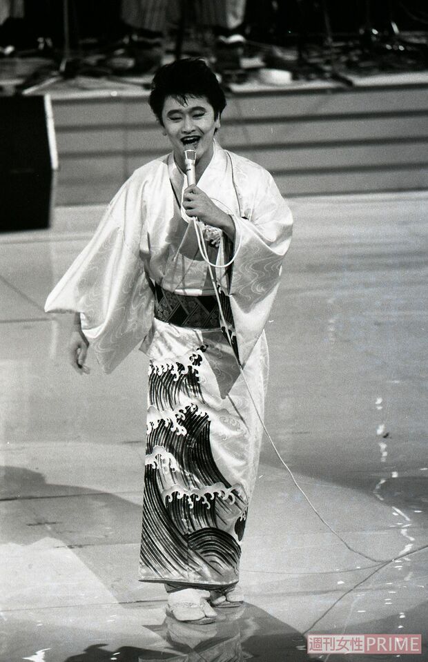 '82年『紅白』では三波春夫さんのまねをするパフォーマンスで『チャコの海岸物語』を。