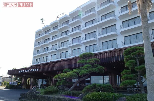 営業停止となったホテルは、夜になると暗闇に包まれ寂しい雰囲気に