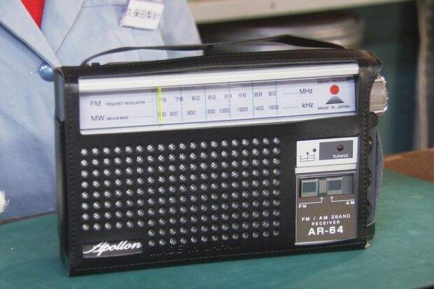 向島電機の基幹商品であるラジオ、AR-64　(c)NHK