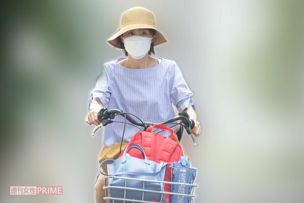 長男のリュックをカゴに入れて自転車をこぐ山口もえ