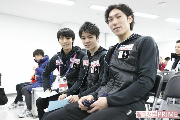 勝負では熱いバトルを繰り広げた3人も、滑走順抽選では横並びでほっこりムード　撮影／坂本清