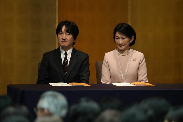 国民からの批判がやまない中、専門家から新型コロナの状況を聞かれるご夫妻（'20年2月）