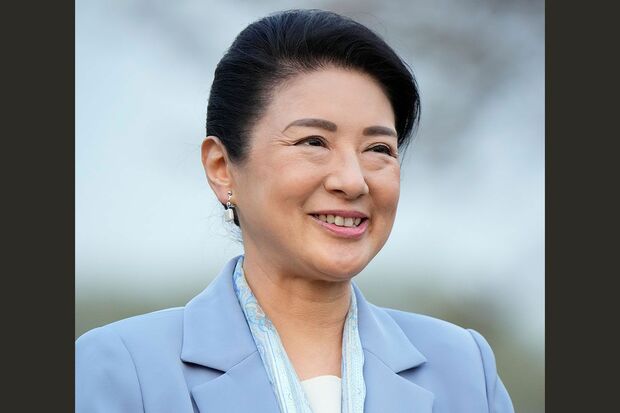 ノーマスクで、馬の放牧地を散策された雅子さま（4月5日・御料牧場）