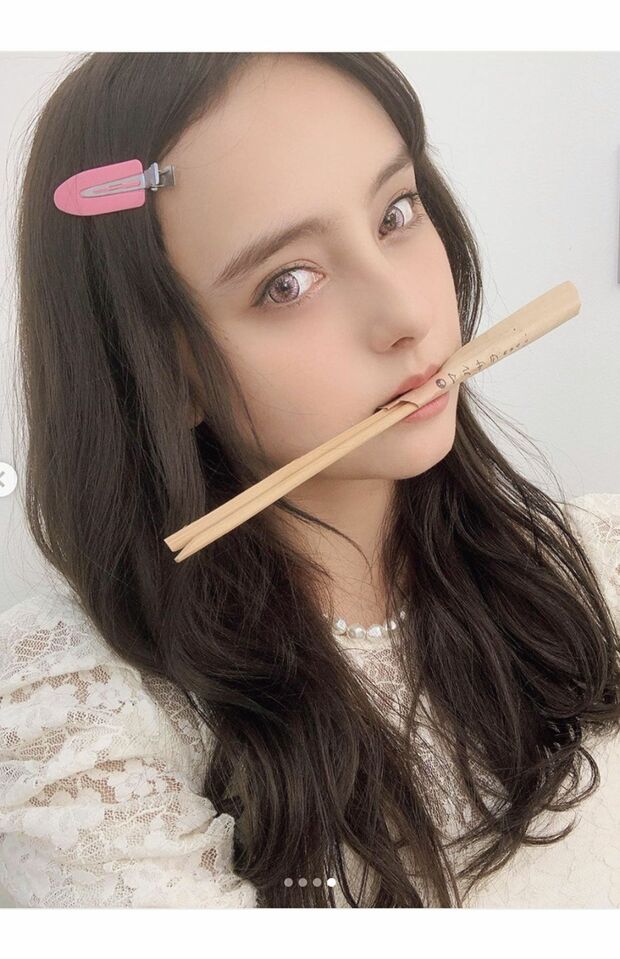 「竹探したけどなかったです」と割り箸で代用したのが石田ニコル。ピンクのコンタクトをつけテンションが上がって禰豆子に挑戦したとか(本人インスタグラムより)