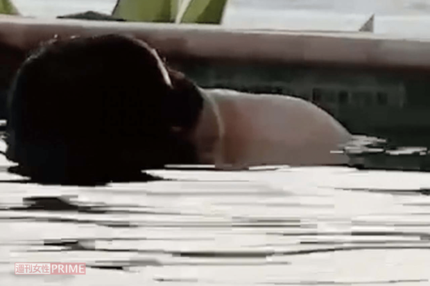 目撃者によると水中に何度も潜り女性から「きもちわる！」と言われていたそう