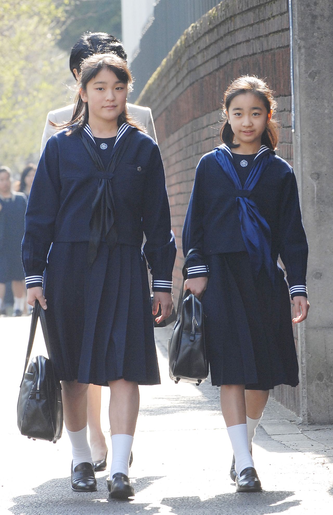 佳子さまの画像 写真 10年前 学習院女子高等科と中等科の入学式に向かわれる眞子さまと佳子さま 07年4月 50枚目 週刊女性prime