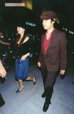 電撃結婚直後の'02年８月、当時夫だった辻仁成氏とフランス・パリから一時帰国した中山美穂さん。２年後長男を出産した