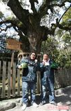 【4】11:45 弘法大師が植えたといわれるパワースポット・大楠の前で記念撮影。番組の成功間違いナシ!? 撮影/斎藤周造
