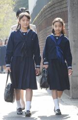 10年前、学習院女子高等科と中等科の入学式に向かわれる眞子さまと佳子さま（'07年4月）